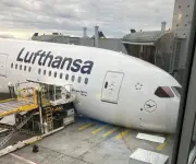 Máy bay Boeing 787 của Lufthansa sắp cập cảng khiến một số người bị thương