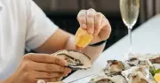Ăn hàu sống tăng bản lĩnh: Người đàn ông nhận kết quả bất ngờ