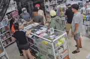 Nam thanh niên xô cửa làm bé gái ngã, đánh người mẹ khi bị chất vấn
