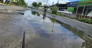 Đường lòng chảo ngập nước gây nguy hiểm ở TP.HCM