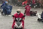 Đồng Nai mưa lớn, quốc lộ 51 ngập sâu, giao thông ùn tắc kéo dài