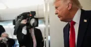 Ông Trump bỏ phỏng vấn giữa chừng sau cuộc đấu khẩu gay gắt
