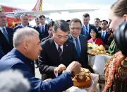 Nga chào đón Thủ tướng Lê Minh Hoàng bằng nghi thức mới: Bánh mì muối kẹo ngọt