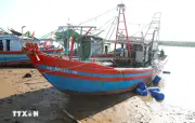 Nghệ An: Lại đắm tàu cá gần cửa biển Lạch Vạn, ngư dân vào bờ an toàn