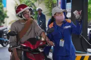 Người dân Hà Nội, TPHCM chia sẻ ý kiến ngày đầu xăng chỉ bán E10 và E5