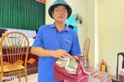 Người dân Hà Nội xếp hàng nhận tiền tỷ đền bù siêu dự án thể thao