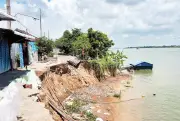 Người dân Đồng Tháp khốn khổ vì mất nhà, đất do sạt lở bờ sông