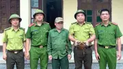 Người dân Thanh Hóa giao nộp rùa núi viền quý hiếm cho kiểm lâm