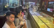 Người dân vẫn xếp hàng mua vàng dù lỗ ngay 4 triệu đồng/lượng