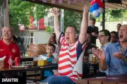 Người Mỹ tại Hà Nội vỡ òa cảm xúc khi tuyển Mỹ thắng đậm Paraguay 4-1 ở World Cup