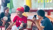 Người mẹ địu con nhỏ đi bộ từ Hải Phòng vào Quảng Trị giữa nắng nóng
