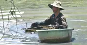 Người đàn ông 27 năm lặn dưới rạch đen đãi bùn tìm trùn chỉ nuôi con ăn học