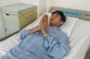 Người đàn ông dân tộc Phù Lá chắp tay cầu cứu vì ho ra máu ồ ạt