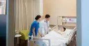 Người phụ nữ 71 tuổi bị yếu liệt tứ chi hồi phục sau phẫu thuật cột sống
