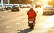 Nguy cơ tử vong vì uống nước đá khi say nắng: Cảnh báo từ chuyên gia