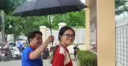 Áo xanh tình nguyện che mưa tiếp sức thí sinh làm thủ tục thi tốt nghiệp THPT