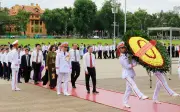 Đoàn đại biểu Đại hội IX Hội Nông dân vào Lăng viếng Bác