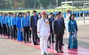 Đoàn đại biểu Đại hội XIV Công đoàn Việt Nam vào Lăng viếng Bác