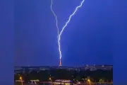 Paris hứng giông sét dữ dội sau chuỗi ngày nắng nóng