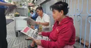 Phụ huynh Vĩnh Long đọc báo chờ con thi tốt nghiệp THPT 2026