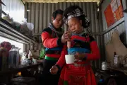 Phụ nữ dân tộc không biết chữ đi học kinh doanh, mở quán cà phê
