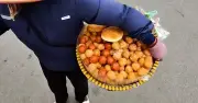 Phạt người bán 10 chiếc bánh rán giá 420.000 đồng cho du khách ở Hà Nội