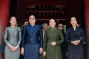 Phu nhân Thủ tướng cùng ba phu nhân ASEAN thăm Văn Miếu