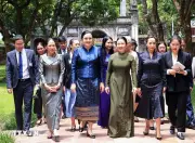 Phu nhân Thủ tướng Lê Minh Hưng cùng phu nhân các nước thăm Văn Miếu - Quốc Tử Giám