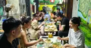 Quán phở xào giòn 35 năm không biển hiệu giữa lòng Hà Nội