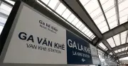 Rời nhà ga metro Cát Linh - Hà Đông, xe buýt vỡ kính