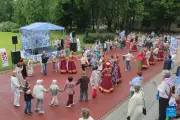 Rộn ràng dân vũ trên phố Saint Petersburg mừng Ngày Quốc khánh Nga
