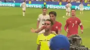 Ronaldo điềm tĩnh ngăn đồng đội cãi trọng tài, Bồ Đào Nha thắng 5-0