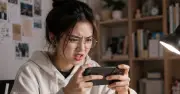 Sai lầm phổ biến khi dùng điện thoại khiến mắt nhanh mỏi
