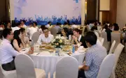 Sau nhiều năm đi họp lớp, tôi sốc nặng khi bị phân chia đẳng cấp ngay từ chỗ ngồi