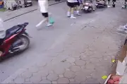 Sấm sét bất ngờ nổ đùng đoàng trên phố Nguyên Hồng, người dân chạy tán loạn