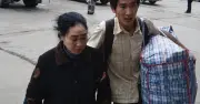Từ chối lương 2 tỷ, chàng trai cõng mẹ đi học về núi làm giáo viên