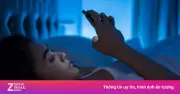 Tư thế nằm lướt điện thoại trước ngủ gây hại mắt, tăng nguy cơ đục thủy tinh thể