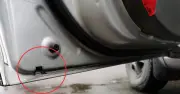 Tác dụng ít người biết của những lỗ nhỏ tưởng vô hại trên mép cửa ô tô