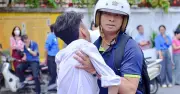 Thí sinh ngồi xe lăn vào điểm thi tốt nghiệp THPT 2026 tại Hà Nội