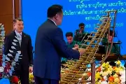 Thủ tướng Thái Lan biểu diễn nhạc cụ truyền thống trong chuyến thăm chính thức Việt Nam