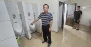 Tài xế ném hơn 0,5kg vàng vào nhà vệ sinh khi bị kiểm tra ở cửa khẩu