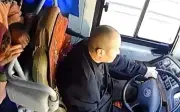 Tài xế xe buýt 56 tuổi hy sinh cứu 45 hành khách trên cao tốc Trung Quốc