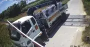 Tài xế xe tải vượt rào chắn đường sắt bị phạt 42 triệu đồng