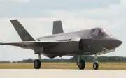 Tiêm kích F-35 Husarz lần đầu bay trình diễn trên bầu trời Ba Lan