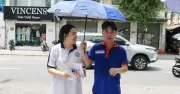 Tiếp sức mùa thi: Sinh viên vội vã đến điểm thi, chưa kịp ăn trưa