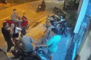 Tạm giữ 2 người vụ cô gái bị lôi kéo, tát trước quán karaoke ở Ninh Bình