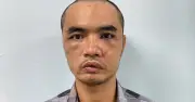 Tạm giữ khẩn cấp người đàn ông chém kính hàng loạt ô tô ở Hà Nội