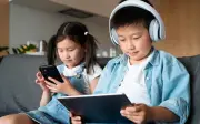 Trẻ xem điện thoại từ nhỏ và không xem: 10 năm sau khác biệt rõ rệt