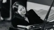 Trang Trịnh trình diễn 'Hữu hạn giữa vô cùng': Nghệ thuật của khoảng lặng và AI