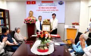 Trao Huy hiệu 45 năm tuổi Đảng cho Luật gia Lê Đông Triều
